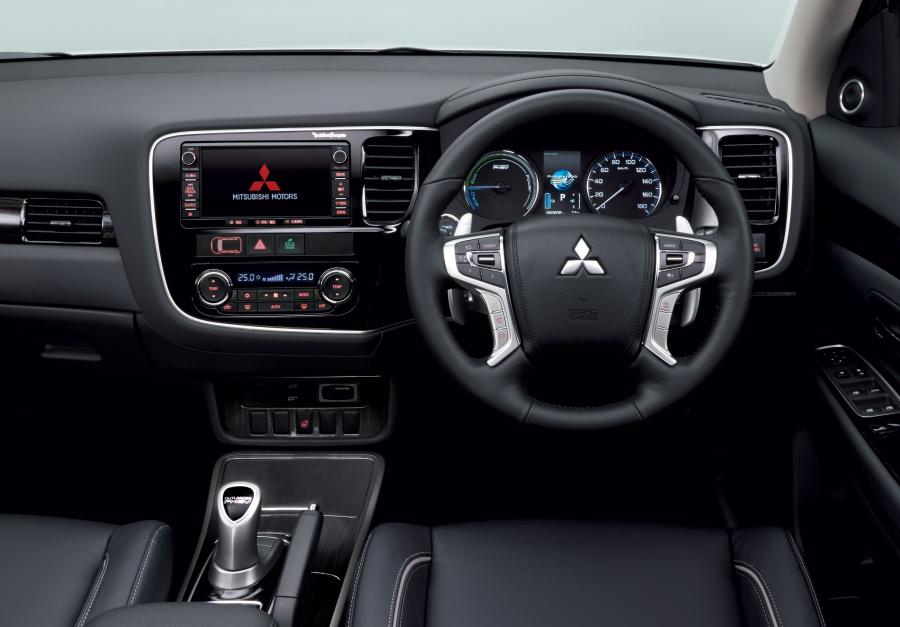  Mitsubishi Outlander PHEV 2015 года  (JP) (фото 13 из 19)